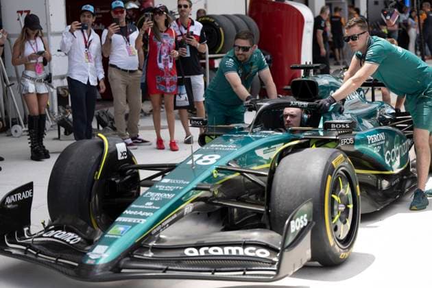 May 7, 2023, Miami, Florida, United States: Aston Martin pit crew mechanics performing a practice pit stop..Max Verstappen won the Formula 1 Crypto.com Miami Grand Prix after besting teammate Sergio Perez, who finished second. Fernando Alonso of Aston Martin made the podium, finishing P3...Red Bull Oracle Racing s Max Verstappen maintains his dominance over the 2023 season. Motorsports, open wheel racing, Liberty Media, F1. Miami United States - ZUMAb177 20230507_zap_b177_119 Copyright: xTaidghxBarronx