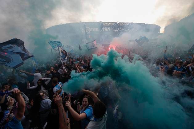 Bilder des Jahres 2023, Sport 05 Mai Sport Themen der Woche KW18 Sport Bilder des Tages Naples, the celebrations for the victory of the Italian championship at the SSC Napoli continue. many fans flock outside the Diego Armando Maradona stadium in Fuorigrotta to continue celebrating the victory of the Napoli Fiorentina match, with carousels throughout the city.  Copyright: xSalvatorexLaporta KONTROLABx xipx xKontrolabx 0246972573st