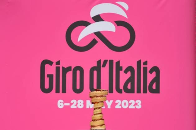 Sport Themen der Woche KW19 106th Giro d Italia 2023 - Stage 3 Trofeo Senza Fine (endless) trophy is seen prior to the 106th Giro d Italia 2023, Stage 3, a 213km stage from Vasto to Melfi 532m on May 08, 2023 in Vasto, Italy. San Salvo Italy  Copyright: xLorenzoxDixColax originalFilename:dicola-106thgir230508_npMw6.jpg