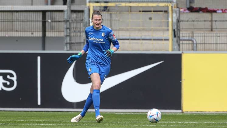 v.li.: Lena Nuding (Torwart, Torhüterin, SC Freiburg, 1) am Ball, Freisteller, Einzelbild, Ganzkörper, Aktion, Action, Spielszene, DIE DFB-RICHTLINIEN UNTERSAGEN JEGLICHE NUTZUNG VON FOTOS ALS SEQUENZBILDER UND ODER VIDEOÄHNLICHE FOTOSTRECKEN. DFB REGULATIONS PROHIBIT ANY USE OF PHOTOGRAPHS AS IMAGE SEQUENCES AND OR QUASI-VIDEO., 07.05.2023, Freiburg (Deutschland), Fussball, Flyeralarm Frauen-Bundesliga, SC Freiburg - SV Werder Bremen