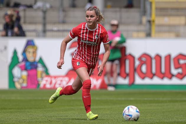 v.li.: Greta Stegemann (SC Freiburg, 16) am Ball, Freisteller, Einzelbild, Ganzkörper, Aktion, Action, Spielszene, DIE DFB-RICHTLINIEN UNTERSAGEN JEGLICHE NUTZUNG VON FOTOS ALS SEQUENZBILDER UND ODER VIDEOÄHNLICHE FOTOSTRECKEN. DFB REGULATIONS PROHIBIT ANY USE OF PHOTOGRAPHS AS IMAGE SEQUENCES AND OR QUASI-VIDEO., 07.05.2023, Freiburg (Deutschland), Fussball, Flyeralarm Frauen-Bundesliga, SC Freiburg - SV Werder Bremen