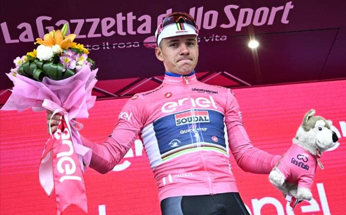 Sport Themen der Woche KW19 Sport Bilder des Tages Belgian Remco Evenepoel of Soudal Quick-Step celebrates on the podium wearing the pink jersey (maglia rosa) of leader in the overall ranking during the third stage of the 2023 Giro D Italia cycling race, 216km from Vasto to Melfi, in Italy, Monday 08 May 2023. The 2023 Giro takes place from 06 to 28 May 2023. JASPERxJACOBS  x66928350x