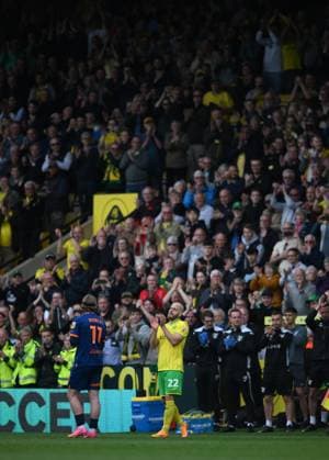 Norwich City v Blackpool Sky Bet Championship Norwich City s Teemu Pukki leaves the pitch for the last time as a Norwich City player during the Sky Bet Championship match at Carrow Road, Norwich Content Not Available For UK Newspapers Copyright: xDanielxHamburyx FIL-18476-0047 UK Newspapers OUT