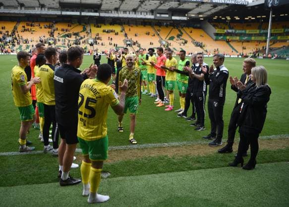 Norwich City v Blackpool Sky Bet Championship Norwich City s Teemu Pukki walks through a guard of honour formed by his team mates during the Sky Bet Championship match at Carrow Road, Norwich Content Not Available For UK Newspapers Copyright: xDanielxHamburyx FIL-18476-0059 UK Newspapers OUT