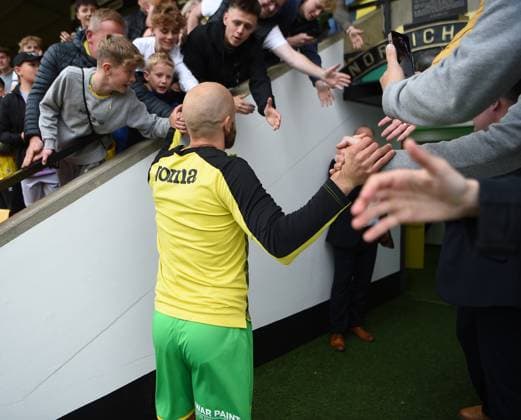 Norwich City v Blackpool Sky Bet Championship Norwich City s Teemu Pukki greets fans at full time during the Sky Bet Championship match at Carrow Road, Norwich Content Not Available For UK Newspapers Copyright: xDanielxHamburyx FIL-18476-0064 UK Newspapers OUT