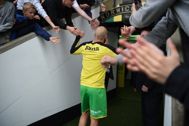 Norwich City v Blackpool Sky Bet Championship Norwich City s Teemu Pukki greets fans at full time during the Sky Bet Championship match at Carrow Road, Norwich Content Not Available For UK Newspapers Copyright: xDanielxHamburyx FIL-18476-0066 UK Newspapers OUT