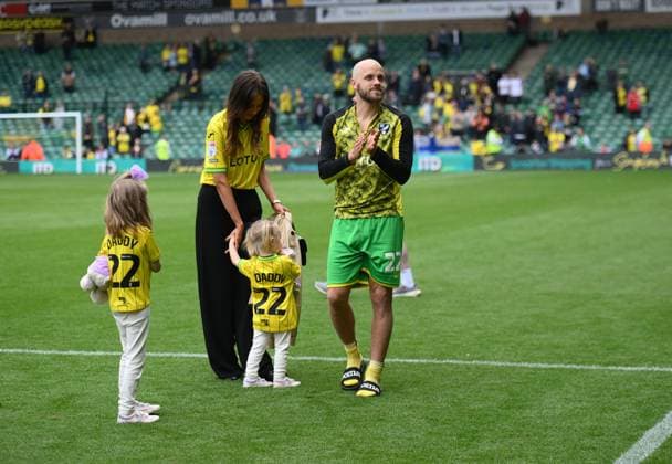 Norwich City v Blackpool Sky Bet Championship Norwich City s Teemu Pukki with wife Kirsikka and children Olivia and Ella at full time during the Sky Bet Championship match at Carrow Road, Norwich Content Not Available For UK Newspapers Copyright: xDanielxHamburyx FIL-18476-0087 UK Newspapers OUT