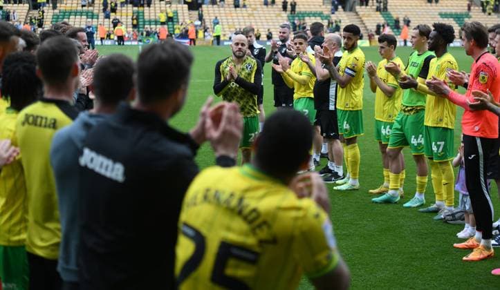 Norwich City v Blackpool Sky Bet Championship Norwich City s Teemu Pukki walks through a guard of honour formed by his team mates during the Sky Bet Championship match at Carrow Road, Norwich Content Not Available For UK Newspapers Copyright: xDanielxHamburyx FIL-18476-0101 UK Newspapers OUT