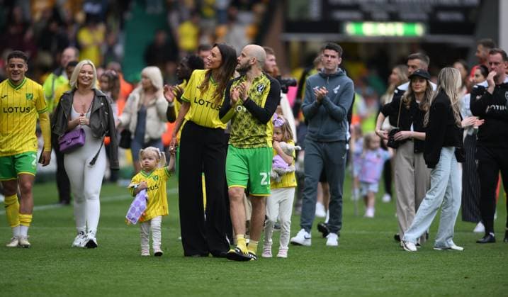 Norwich City v Blackpool Sky Bet Championship Norwich City s Teemu Pukki with wife Kirsikka and children Olivia and Ella at full time during the Sky Bet Championship match at Carrow Road, Norwich Content Not Available For UK Newspapers Copyright: xDanielxHamburyx FIL-18476-0111 UK Newspapers OUT