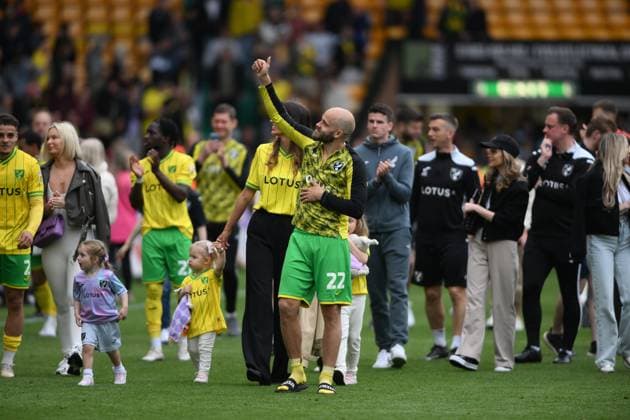 Norwich City v Blackpool Sky Bet Championship Norwich City s Teemu Pukki with wife Kirsikka and children Olivia and Ella at full time during the Sky Bet Championship match at Carrow Road, Norwich Content Not Available For UK Newspapers Copyright: xDanielxHamburyx FIL-18476-0112 UK Newspapers OUT