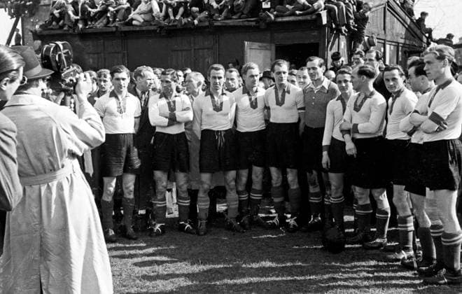 Fußballspiel Chemnitz - Berlin Mannschaftsfoto vor dem Fußballspiel Chemnitz - Berlin auf dem Platz der Hertha, Berlin, Deutschland 1947., Berlin Copyright: Kindermann Nur redaktionelle Nutzung. Editorial usage only. KIN_7401001125 UnitedArchivesKIN_7401001125