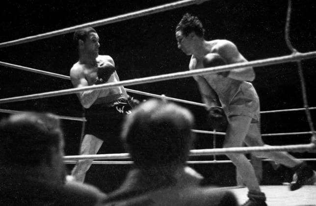 Boxen im Palast Boxen im Palast - Boxer Herbert Nürnberg besiegt im Palast den Gegner Willi Hollenbänder, Berlin, Deutschland 1947., Berlin Copyright: Kindermann Nur redaktionelle Nutzung. Editorial usage only. KIN_7401001150 UnitedArchivesKIN_7401001150
