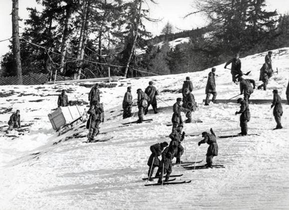 Winterolympiade 1964 in Innsbruck Original-Bildunterschrift: Winterolympiade 1964 in Innsbruck - Das Bundesheer präpariert die Piste für den Damen-Slalom in der Lizum, Innsbruck, Österreich 1964., Tirol Copyright: Kindermann Nur redaktionelle Nutzung. Editorial usage only. KIN_7402000865 UnitedArchivesKIN_7402000865