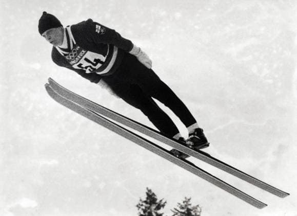 Archivbilder der Woche Sport KW19 Winterolympiade 1964 in Innsbruck Original-Bildunterschrift: Winterolympiade 1964 in Innsbruck - Spezialsprunglauf Kleine-Schanze in Seefeld, hier: Sieger und Goldmedaillengewinner Veikko Kankkonen (Finnland) bei seinem Siegersprung, Innsbruck, Österreich 1964., Tirol Copyright: Kindermann Nur redaktionelle Nutzung. Editorial usage only. KIN_7402000867 UnitedArchivesKIN_7402000867