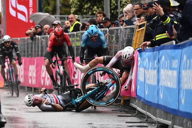 Sport Themen der Woche KW19 Sport Bilder des Tages Foto GMassimo Paolone LaPresse 10 Maggio 2023 - Salerno , Italia - - Ciclismo - Giro d& x2019;Italia 2023 - Edizione 106 - Tappa 5 - Atripalda - Salerno Nella foto: CAVENDISH Mark(GBR)ASTANA QAZAQSTAN TEAM Caduta May 10, 2023 Salerno , Italy - Sport - Cycling - Giro d& x2019;Italia 2023 - 106th Edition - Stage 5 - Atripalda - Salerno In the pic: Crash  Copyright: xMassimoxPaolonex xLaPressex