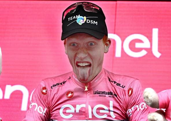 Sport Themen der Woche KW19 Sport Bilder des Tages May 10, 2023, SALERNO, ITALY: Norwegian rider Andreas Leknessund of Team Dsm celebrates on the podium retaining wearing the overall leader s pink jersey after winning the fifth stage of the 2023 Giro d Italia cycling race over 171 km from Atripalda to Salerno, Italy, 10 May 2023. ANSA LUCA ZENNARO Giro d Italia - 5th stage  - ZUMAa110 20230510_zaf_a110_072 Copyright: xLucaxZennarox
