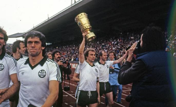 02.05.81 DFB-Pokal Finale Eintracht Frankfurt - 1. FC Kaiserslautern Deutschland, Stuttgart, 02.05.1981, Fussball, DFB-Pokal, Finale, Eintracht Frankfurt - 1. FC Kaiserslautern (3:1): Bernd Hölzenbein (Eintracht Frankfurt) mit dem DFB-Pokal Trophäe. *** 02 05 81 DFB Pokal Final Eintracht Frankfurt 1 FC Kaiserslautern Germany, Stuttgart, 02 05 1981, football, DFB Pokal, final, Eintracht Frankfurt 1 FC Kaiserslautern 3 1 Bernd Hölzenbein Eintracht Frankfurt with the DFB Pokal trophy