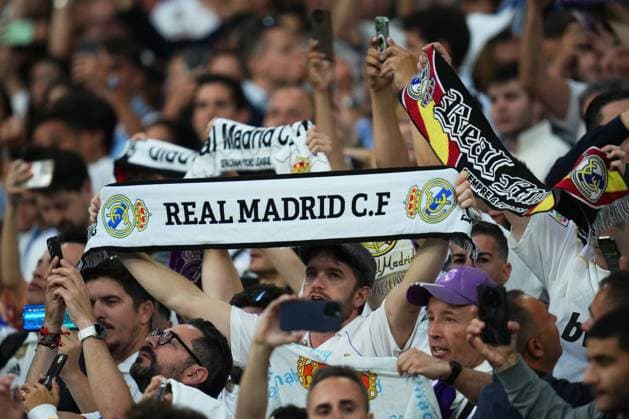 ESP: Real Madrid - Manchester City. UEFA Champions League Real Madrid fans with scarves during the La Liga match between Real Madrid and Manchester City played at Santiago Bernabeu Stadium on May 9, 2023 in Madrid, Spain. kpng Copyright: xSergioxRuizx xPRESSINPHOTOx PS_230509_736