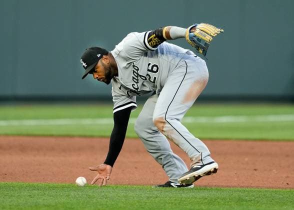 MAY 10, 2023: Chicago White Sox third baseman Hanser Alberto (26) attempts a bare handed play at Kauffman Stadium Kansas City, Missouri. CSM. Kansas City United States - ZUMAc04_ 20230510_zaf_c04_077 Copyright: xJonxRobichaudx