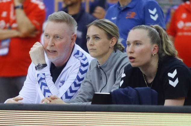 Stuttgart , Bundesliga Volleyball Play-off Finale Spiel 3 , Allianz MTV Stuttgart vs. SC Potsdam , von links: Tore Aleksandersen Kim Renkema Laura Künzler ( Stuttgart )