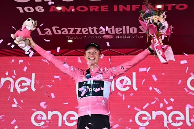 Sport Themen der Woche KW19 Sport Bilder des Tages May 11, 2023, NAPOLI, ITALY: Norwegian rider Andreas Leknessund of Team Dsm celebrates on the podium retaining wearing the overall leader s pink jersey after the sixth stage of the 2023 Giro d Italia cycling race over 162 km from Napoli to Napoli, Italy, 11 May 2023. ANSA LUCA ZENNARO NAPOLI ITALY - ZUMAa110 20230511_zaf_a110_071 Copyright: xZenx