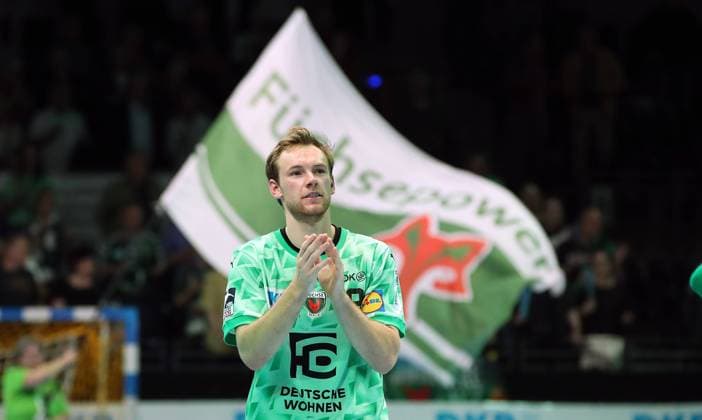 Mathias Gidsel, Füchse Mannschaft feiert Sieg Freude Emotion Jubel nach Spielende Handball HBL Bundesliga Herren Saison 2022 2023 11.05.2023 Füchse Berlin vs. HC Erlangen HCE