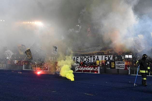 Foto Fabrizio Corradetti LaPresse 11 Maggio 2023 - Roma, Italia - calcio - Roma vs Bayer Leverkusen - Uefa Europa League 2022 2023 - Stadio Olimpico. Nella foto: tifosi Roma curva sud Foto Fabrizio Corradetti LaPresse May 11, 2023 Rome, Italy - sport, soccer - Roma vs Bayer Leverkusen - Uefa Europe League 2022 2023 - Olimpic Stadium. In the pic: Roma supporters  Copyright: xFabrizioxCorradetti LaPressex