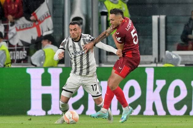 Photo Tano Pecoraro LaPresse May 11, 2023 - Turin, Italy Soccer Juventus vs Siviglia - UEFA Europa League 2022 2023 - Allianz Stadium In the photo: kostic, ocampos  Copyright: xTanoxPecoraro LaPressex