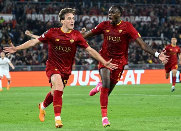 May 11, 2023, ROME: AS Roma s Edoardo Bove (L) celebrates with his teammates after scoring the 1-0 goal during the UEFA Europa League semi-final first leg soccer match between AS Roma and Bayer Leverkusen at Olimpico stadium in Rome, Italy, 11 May 2023. ANSA ETTORE FERRARI ROME - ZUMAa110 20230511_zaf_a110_162 Copyright: xEttorexFerrarix