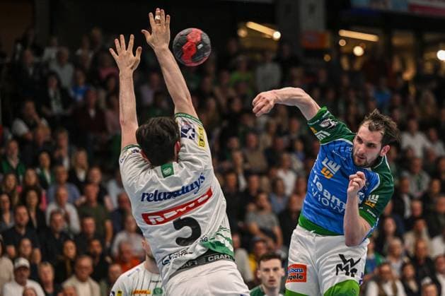 Sport Themen der Woche KW19 Sport Bilder des Tages 11.05.2023, Goeppingen, Germany, EWS Arena, FRISCH AUF! Goeppingen vs SC DHfK Leipzig - LIQUI MOLY Handball Bundesliga, Simon Ernst (SC DHfK Leipzig) und Josip Sarac (FRISCH AUF! Goeppingen) im Zweikampf (Foto H. Langer, H. Langer) Goeppingen EWS Arena Baden Wuerttemberg Germany *** 11 05 2023, Goeppingen, Germany, EWS Arena, FRISCH AUF Goeppingen vs SC DHfK Leipzig LIQUI MOLY Handball Bundesliga, Simon Ernst SC DHfK Leipzig and Josip Sarac FRISCH AUF Goeppingen in duel Photo H Langer, H Langer Goeppingen EWS Arena Baden Wuerttemberg Germany 541_ FAGLEI20230511_090 Langer-541