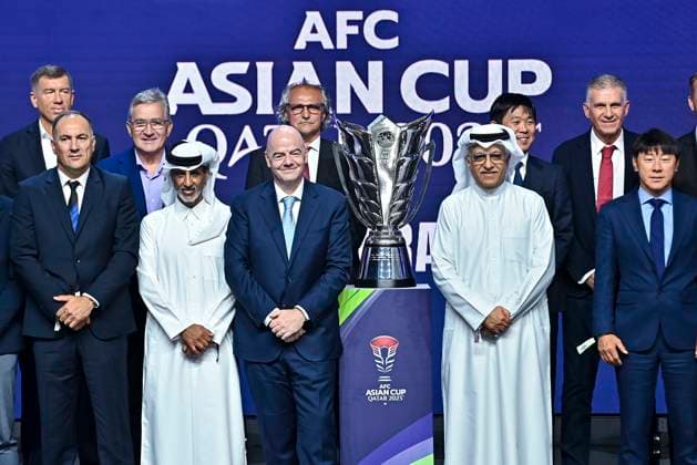 Final Draw For The 2023 AFC Asian Cup Championship Qatar FIFA President Gianni Infantino (C-L) and President of the Asian Football Confederation (AFC) Sheikh Salman bin Ibrahim al-Khalifa (C-R) pose for a picture with the trophy and coaches during the Asian Football Confederation (AFC) Asian Cup Qatar 2023 drawing ceremony in Doha, Qatar, 11 May 2023. DOHA Qatar  Copyright: xNoushadxThekkayilx originalFilename:varittyakkal-finaldra230512_npLj0.jpg