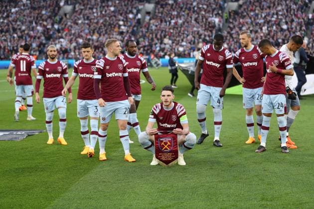 Sport Bilder des Tages West Ham United v AZ Alkmaar 11 May 2023, London - EUROPA Conference League Football, Semi-Final, First Leg - West Ham United v AZ Alkmaar - Declan Rice of West Ham waits for the rest of the team to lineup for a team photo - Photo: Jacques Feeney Offside. London UK Copyright: xJacquesxFeeneyx xOffsidexOffside