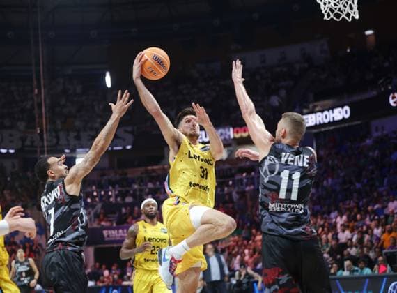 Sport Themen der Woche KW19 Sport Bilder des Tages Lenovo Tenerife (Teneriffa) vs. Hapoel Bank Yahav Jerusalem Basketball Champions League BCL Final Four Halbfinale Foto: Jörn Wolter *** Lenovo Tenerife Tenerife vs Hapoel Bank Yahav Jerusalem Basketball Champions League BCL Final Four Semifinals Photo Jörn Wolter