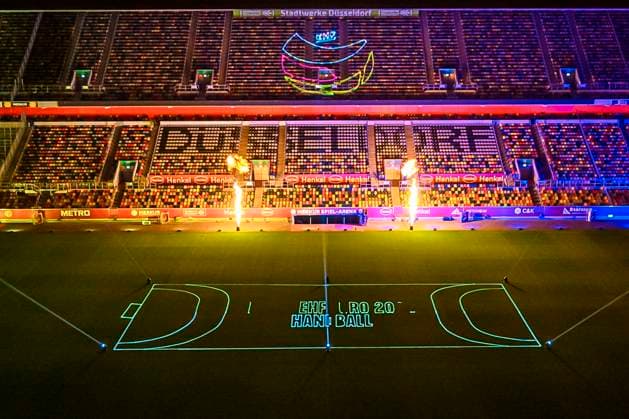 Duesseldorf, Deutschland 10. Mai 2023: EHF EM 2024 Auslosung Übersicht Merkur Spiel Arena mit Lichtshow, Schriftzug Düsseldorf und Handballfeld Projektion Düsseldorf Merkur Spiel Arena Nordrhein-Westfalen Deutschland