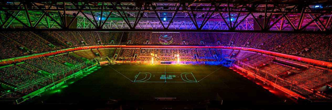 Duesseldorf, Deutschland 10. Mai 2023: EHF EM 2024 Auslosung Übersicht Merkur Spiel Arena mit Lichtshow, Schriftzug Düsseldorf und Handballfeld Projektion Düsseldorf Merkur Spiel Arena Nordrhein-Westfalen Deutschland
