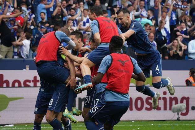Sport Themen der Woche KW19 Sport Bilder des Tages Fussball, 1.BL Saison 2022 2023, VfL Bochum- FC Augsburg 13.05.2023, Vonovia RuhrStadion Bochum, Bochumer jubeln *** Football, 1 BL season 2022 2023, VfL Bochum FC Augsburg 13 05 2023, Vonovia RuhrStadion Bochum, Bochum people cheer