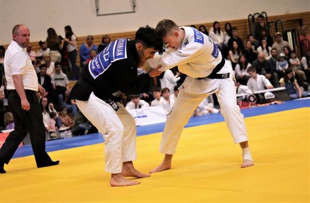 13.05.2023 Offenbach 1. Judo-Bundesliga 2023 1. JC Samurai Offenbach gegen TSV Abensberg Männer Hratschik Latschinian (Samurai ) gegen Benjamin Howard (Abensberg)