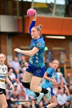 Sport Themen der Woche KW19 Sport Bilder des Tages Handball I Frauen I Saison 2022 2023 I 1. HBF I 24. Spieltag I Buxtehuder SV - VfL Waiblingen I 13.05.2023 Charlotte Kähr (17, Buxtehuder Sportverein) am Ball Buxtehude Halle Nord Niedersachsen Deutschland *** Handball I Women I Season 2022 2023 I 1 HBF I 24 Matchday I Buxtehuder SV VfL Waiblingen I 13 05 2023 Charlotte Kähr 17, Buxtehuder Sportverein on the Ball Buxtehude Hall North Lower Saxony Germany Copyright: xLobeca FelixxSchlikisx