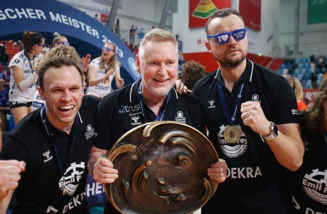 Potsdam , Bundesliga Volleyball Play-off Finale Spiel 4 , SC Potsdam vs. Allianz MTV Stuttgart , von links: Wojciech Kurczynski Tore Aleksandersen Faruk Feray ( Stuttgart )