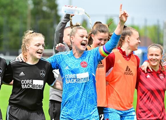 14.05.2023 - Fussball - Frauen Damen - Saison 2022 2023 - 2. Bundesliga - 24. Spieltag: 1. FC Nürnberg FCN ( Club ) - 1. FC Köln II - Sportfoto Zink MeZi - xmexzix -regulations prohibit any use of photographs as image sequences and or quasi-video - Franziska Mai (18, 1. FC Nürnberg FCN ) Lea Paulick (1, 1. FC Nürnberg FCN ) Nele Bauereisen (23, 1. FC Nürnberg FCN ) Jubel Freude nach Spielende