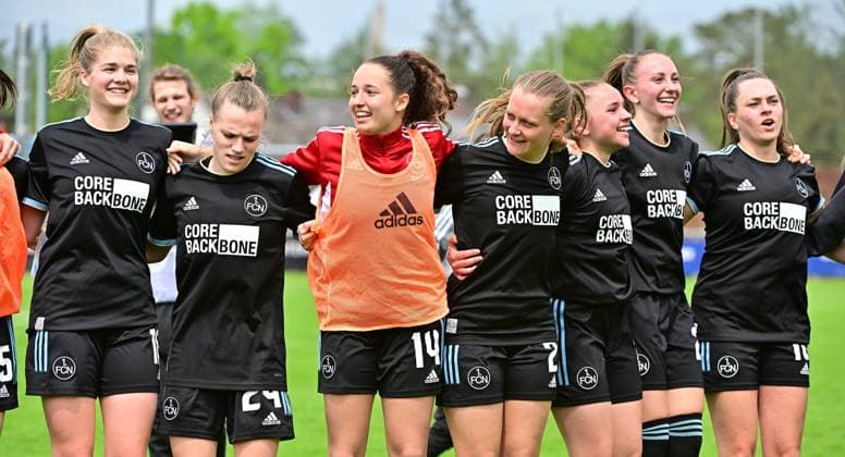 14.05.2023 - Fussball - Frauen Damen - Saison 2022 2023 - 2. Bundesliga - 24. Spieltag: 1. FC Nürnberg FCN ( Club ) - 1. FC Köln II - Sportfoto Zink MeZi - xmexzix -regulations prohibit any use of photographs as image sequences and or quasi-video - Jubel Freude nach Spielende Nastassja Lein (24, 1. FC Nürnberg FCN ) Elena Mühlemann (14, 1. FC Nürnberg FCN ) Nadja Burkard (22, 1. FC Nürnberg FCN )