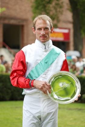 Bilder des Jahres 2023, Sport 05 Mai Sport Themen der Woche KW19 14.05.2023, Hoppegarten, Brandenburg, GER - Jockey Andrasch Starke nach dem Sieg im Oleander-Rennen. Galopprennbahn Hoppegarten. () 230514D678HOPPEGARTEN.JPG *** 14 05 2023, Hoppegarten, Brandenburg, GER Jockey Andrasch Starke after winning the Oleander race Galopprennbahn Hoppegarten 230514D678HOPPEGARTEN JPG