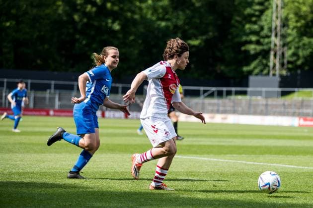 FLYERALARM. Frauen Fussball Bundesliga, 1. FC Koeln - SV Meppen 1912 e.V. Alicia Gudorf (1. FC Koeln, 12) spielt den Pass zum 1:0 FLYERALARM Frauen Fussball Bundesliga, 1. FC Koeln - SV Meppen 1912 e.V., Koeln, Geissbockheim am 14.05.2023 DFB REGULATIONS PROHIBIT ANY USE OF PHOTOGRAPHS AS IMAGE SEQUENCES AND OR QUASI-VIDEO. Copyright: xBEAUTIFULxSPORTS Wunderlx