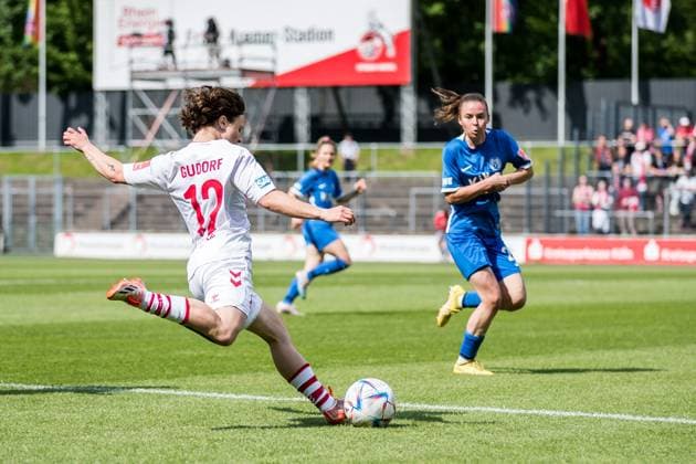 FLYERALARM. Frauen Fussball Bundesliga, 1. FC Koeln - SV Meppen 1912 e.V. Alicia Gudorf (1. FC Koeln, 12) spielt den Pass zum 1:0, Julia Pollak (SV Meppen 1912 e.V., 20) kann nicht stoppen FLYERALARM Frauen Fussball Bundesliga, 1. FC Koeln - SV Meppen 1912 e.V., Koeln, Geissbockheim am 14.05.2023 DFB REGULATIONS PROHIBIT ANY USE OF PHOTOGRAPHS AS IMAGE SEQUENCES AND OR QUASI-VIDEO. Copyright: xBEAUTIFULxSPORTS Wunderlx
