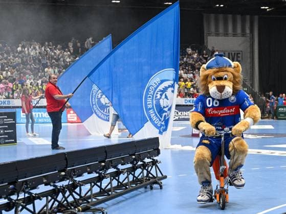 Bergi das Maskottchen des BHC ist auf dem Zweirad unterwegs. Dahinter die Fahnenschwenker des BHC. Bergischer HC vs. Fuechse Berlin, Handball, LIQUI Moly HBL, 29. Spieltag, Saison 2022 2023, 14.05.2023 Bergischer HC vs. Fuechse Berlin, Handball, LIQUI Moly HBL, 29. Spieltag, Saison 2022 2023, 14.05.2023 Duesseldorf Copyright: xEibner-Pressefotox xThomasxHaeslx EP_EER
