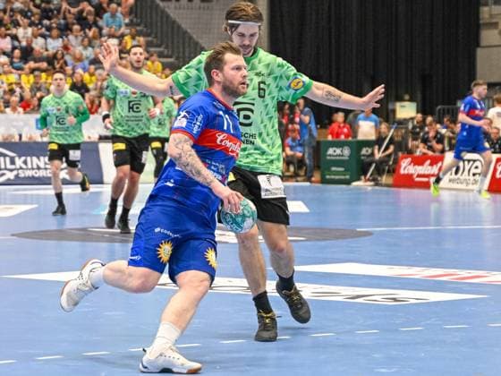 Waehrend Arnor Thor Gunnarsson (Bergischer HC, 11) auf den Kreis zulaeuft stoppt Jacob Tandrup Holm (Fuechse Berlin, 06) ab um kein Foul zu begehen. Bergischer HC vs. Fuechse Berlin, Handball, LIQUI Moly HBL, 29. Spieltag, Saison 2022 2023, 14.05.2023 Bergischer HC vs. Fuechse Berlin, Handball, LIQUI Moly HBL, 29. Spieltag, Saison 2022 2023, 14.05.2023 Duesseldorf Copyright: xEibner-Pressefotox xThomasxHaeslx EP_EER