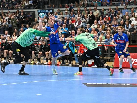Linus Arnesson (Bergischer HC, 24) versucht sich gegen Marko Kopljar (Fuechse Berlin, 35) und Mathias Gidsel (Fuechse Berlin, 19) durchzusetzen. dabei Lukas Stutzke (Bergischer HC, 39). Bergischer HC vs. Fuechse Berlin, Handball, LIQUI Moly HBL, 29. Spieltag, Saison 2022 2023, 14.05.2023 Bergischer HC vs. Fuechse Berlin, Handball, LIQUI Moly HBL, 29. Spieltag, Saison 2022 2023, 14.05.2023 Duesseldorf Copyright: xEibner-Pressefotox xThomasxHaeslx EP_EER
