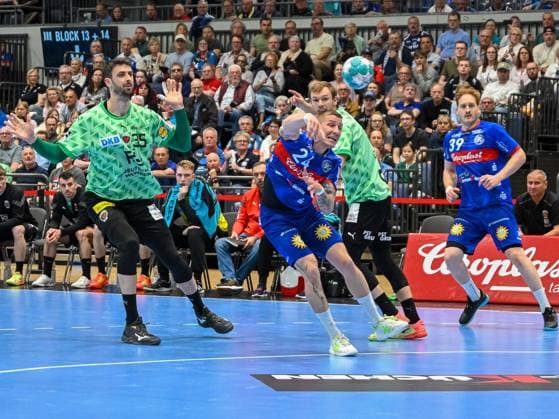 Linus Arnesson (Bergischer HC, 24) kommt zum Wurg und Marko Kopljar (Fuechse Berlin, 35) und Mathias Gidsel (Fuechse Berlin, 19) schauen hinterher. Dabei Lukas Stutzke (Bergischer HC, 39). Bergischer HC vs. Fuechse Berlin, Handball, LIQUI Moly HBL, 29. Spieltag, Saison 2022 2023, 14.05.2023 Bergischer HC vs. Fuechse Berlin, Handball, LIQUI Moly HBL, 29. Spieltag, Saison 2022 2023, 14.05.2023 Duesseldorf Copyright: xEibner-Pressefotox xThomasxHaeslx EP_EER