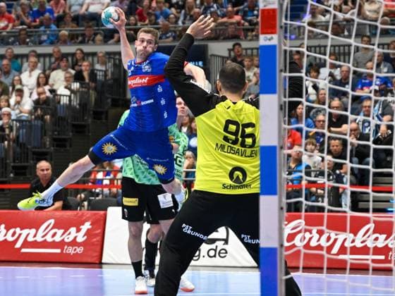 Tim Nothdurft (Bergischer HC, 08) kommt zum Abschluss gegen Dejan Milosavljev (Fuechse Berlin, 96). Bergischer HC vs. Fuechse Berlin, Handball, LIQUI Moly HBL, 29. Spieltag, Saison 2022 2023, 14.05.2023 Bergischer HC vs. Fuechse Berlin, Handball, LIQUI Moly HBL, 29. Spieltag, Saison 2022 2023, 14.05.2023 Duesseldorf Copyright: xEibner-Pressefotox xThomasxHaeslx EP_EER