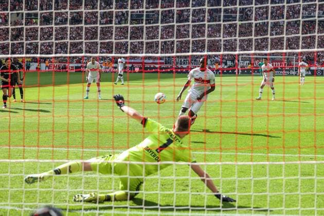 Sport Themen der Woche KW19 14.05.2023, Fussball, Saison 2022 2023, 1. Bundesliga, 32. Spieltag, VfB Stuttgart - Bayer Leverkusen, Serhou Guirassy (VfB Stuttgart) verwandelt den Elfmeter zum 1 zu 0 gegen Lukas Hradecky (Bayer Leverkusen) Stuttgart Mercedes-Benz-Arena BW Deutschland xRHR-FOTO TRx *** 14 05 2023, Football, 2022 2023 season, 1 Bundesliga, 32 matchday, VfB Stuttgart Bayer Leverkusen, Serhou Guirassy VfB Stuttgart converts the penalty to 1 to 0 against Lukas Hradecky Bayer Leverkusen Stuttgart Mercedes Benz Arena BW Germany xRHR PHOTO TRx Copyright: RHR-FOTOx RHR-FOTO TR